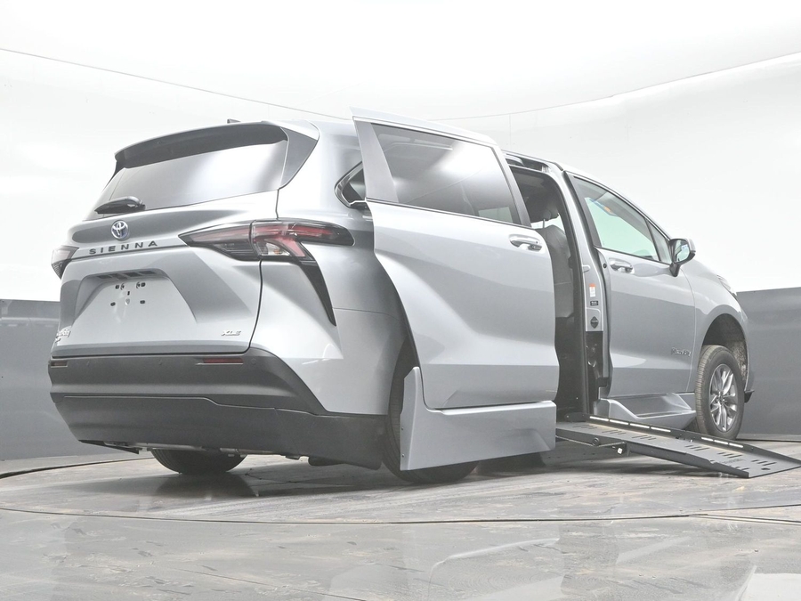 New 2025 Toyota Sienna Hybrid XLE Base - BraunAbility Side Entry Entry Fold Out Automatic Ramp