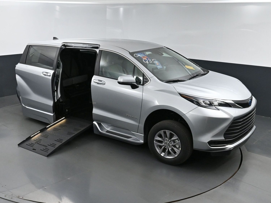 New 2025 Toyota Sienna Hybrid LE - BraunAbility Side Entry Entry Fold Out Automatic Ramp