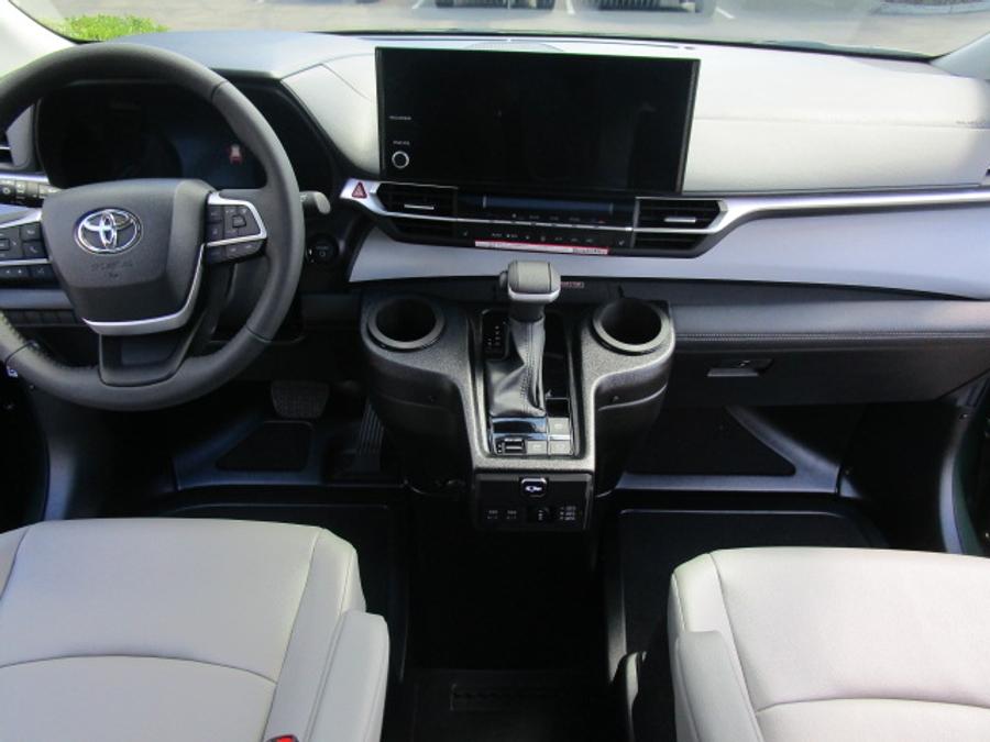 New 2026 Toyota Sienna Hybrid XLE Base - BraunAbility Side Entry Entry Fold Out Automatic Ramp