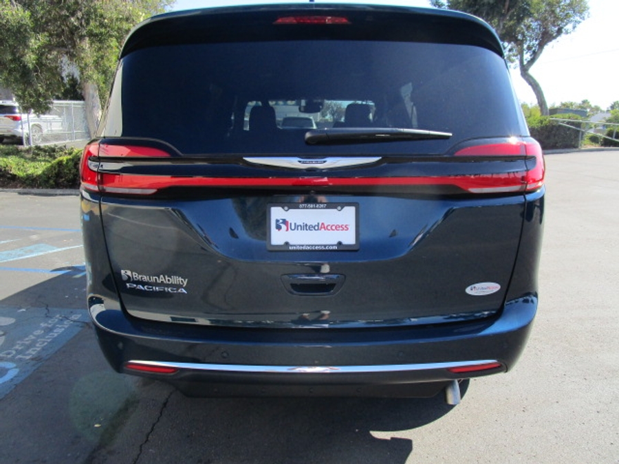 New 2025 Chrysler Pacifica Select Safety - BraunAbility Side Entry Entry In Floor Automatic Ramp