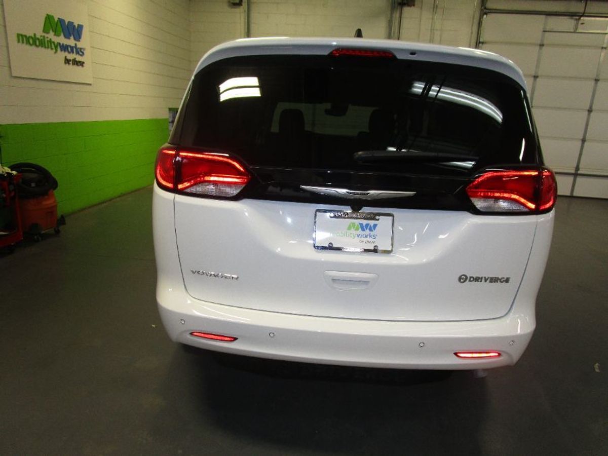 White Chrysler Voyager image number 7