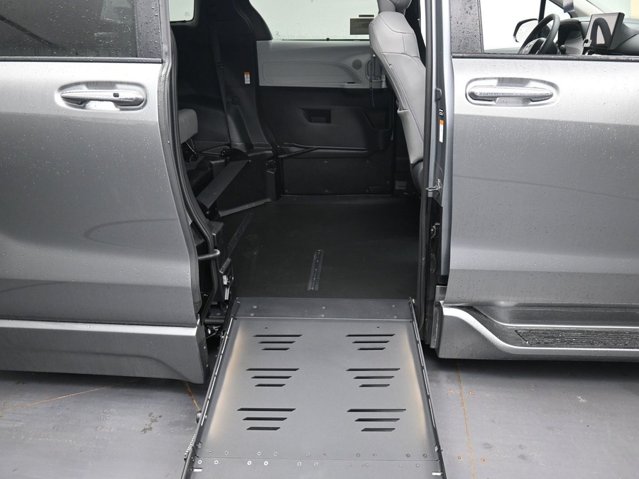 New 2026 Toyota Sienna Hybrid XLE Base - BraunAbility Side Entry Fold Out Automatic Ramp