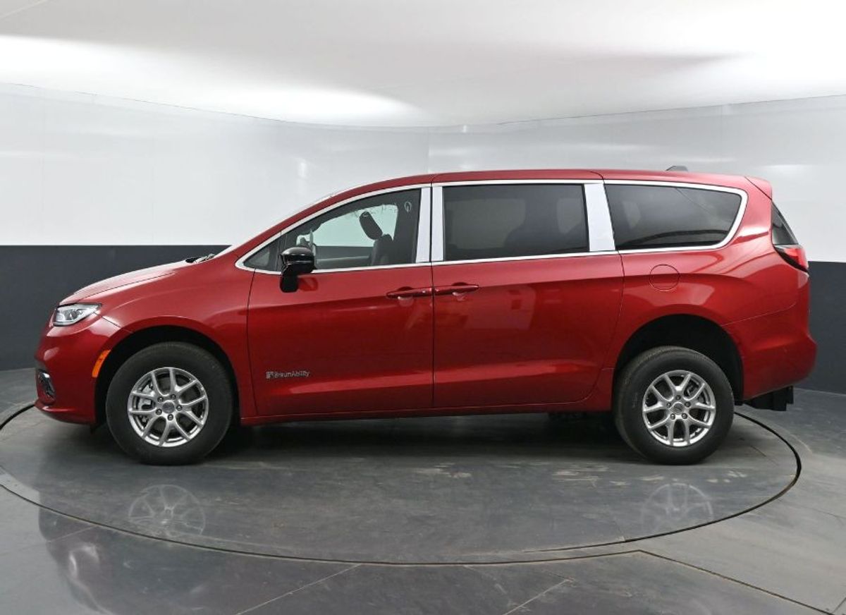 Red Chrysler Pacifica image number 18