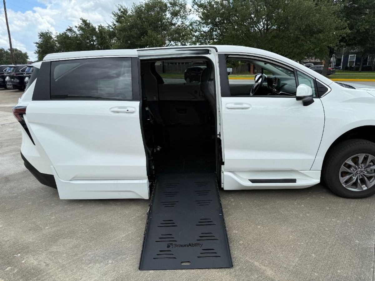 White Toyota Sienna image number 8
