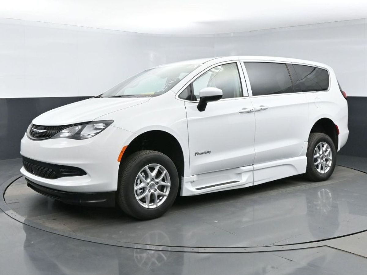 White Chrysler Voyager image number 19