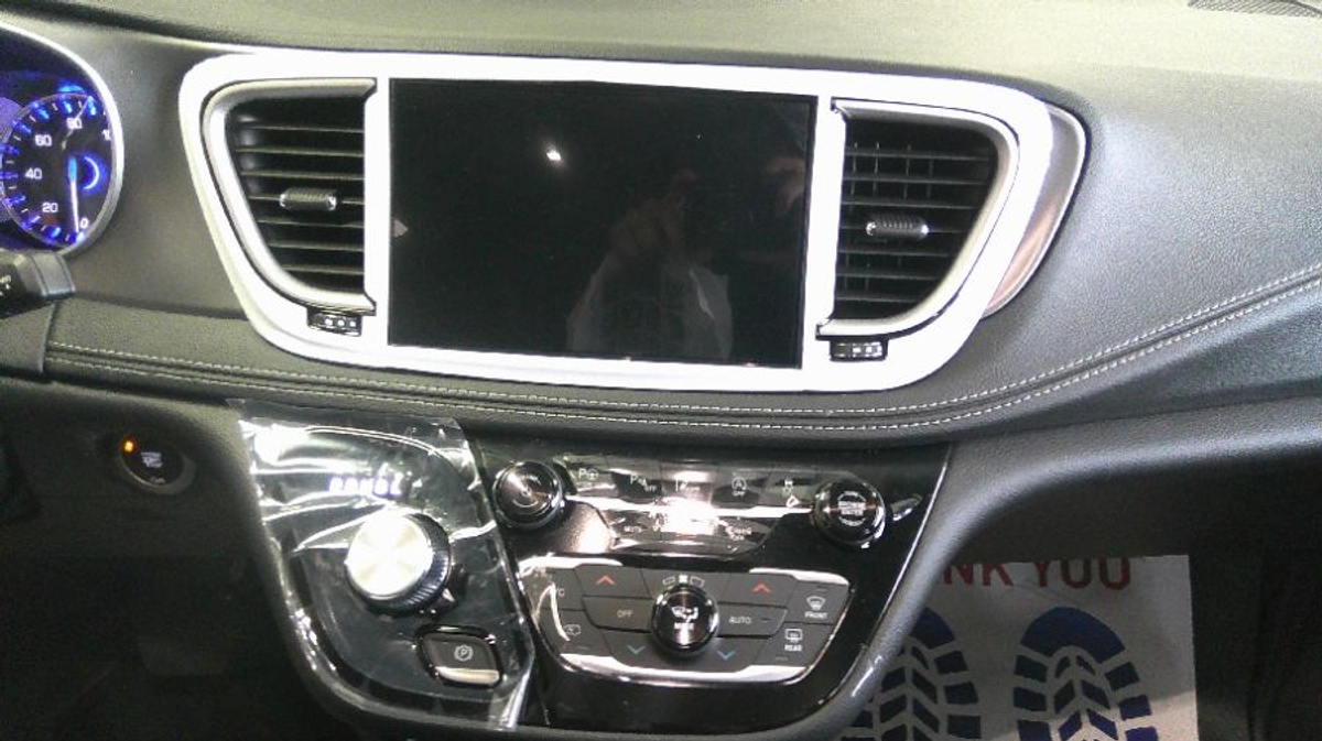 Grey Chrysler Pacifica image number 14