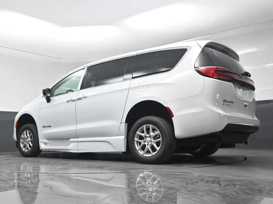 New 2027 Chrysler Pacifica Select Safety - BraunAbility Side Entry Fold Out Automatic Ramp