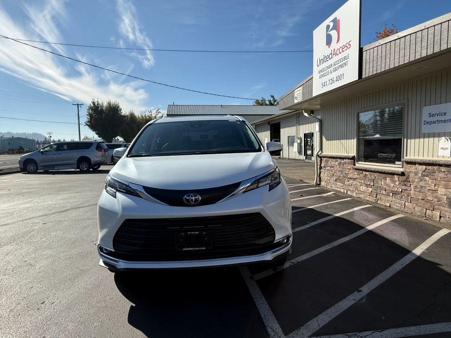 Used 2022 Toyota Sienna Hybrid XLE Base - BraunAbility Side Entry Entry Fold Out Automatic Ramp