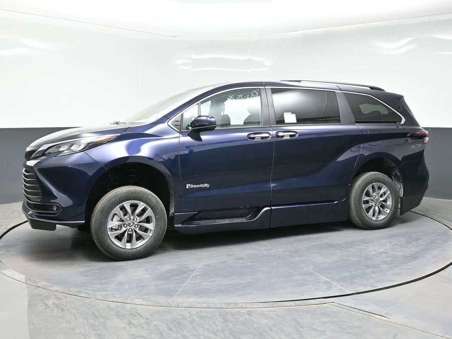 Blue Toyota Sienna image number 2