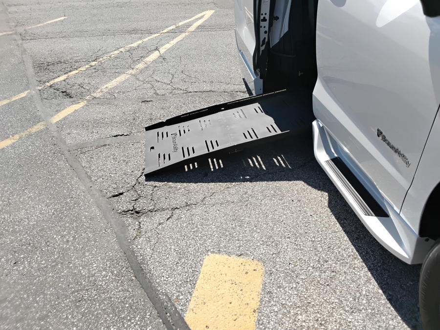 Silver Toyota Sienna image number 10
