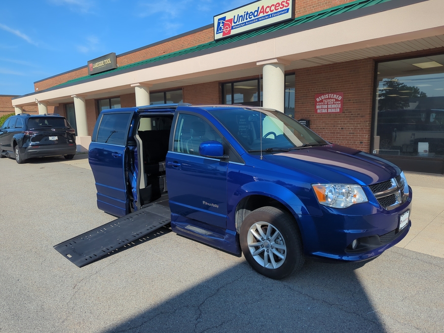 Used 2019 Dodge Grand Caravan SXT - BraunAbility Side Entry In Floor Automatic Ramp