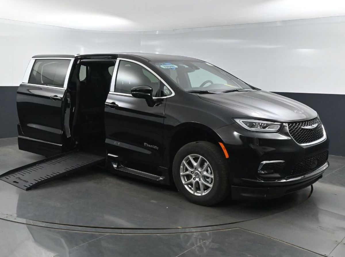 2025 Chrysler Pacifica Select's photo