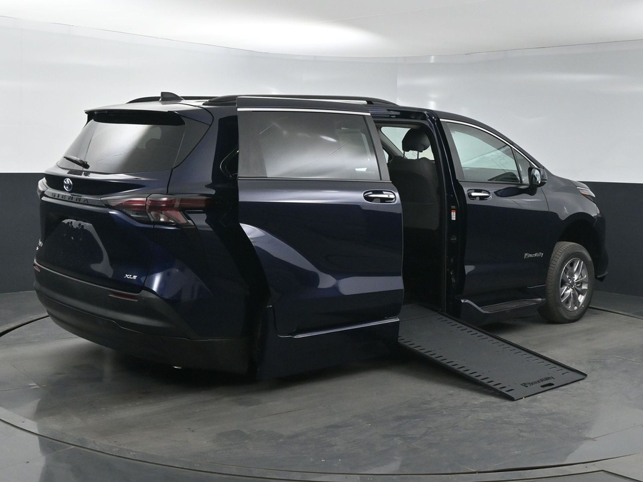 New 2025 Toyota Sienna Hybrid XLE Plus - BraunAbility Side Entry Entry In Floor Automatic Ramp