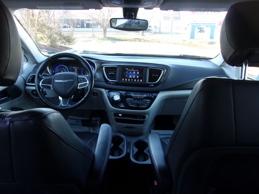 White Chrysler Pacifica image number 10