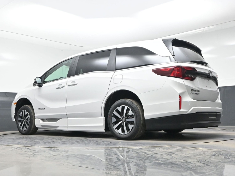 White Honda Odyssey image number 20