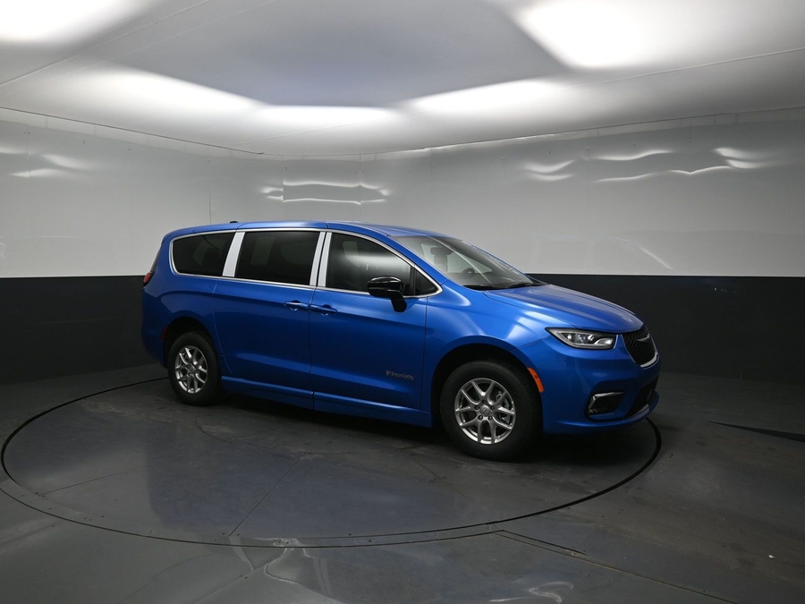 Blue Chrysler Pacifica image number 14