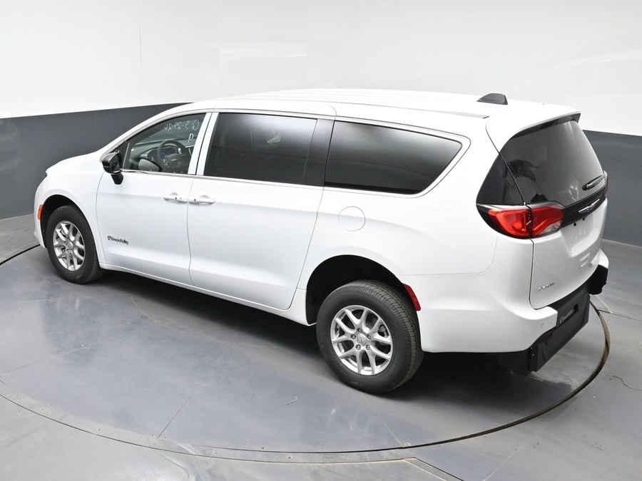 White Chrysler Voyager image number 23