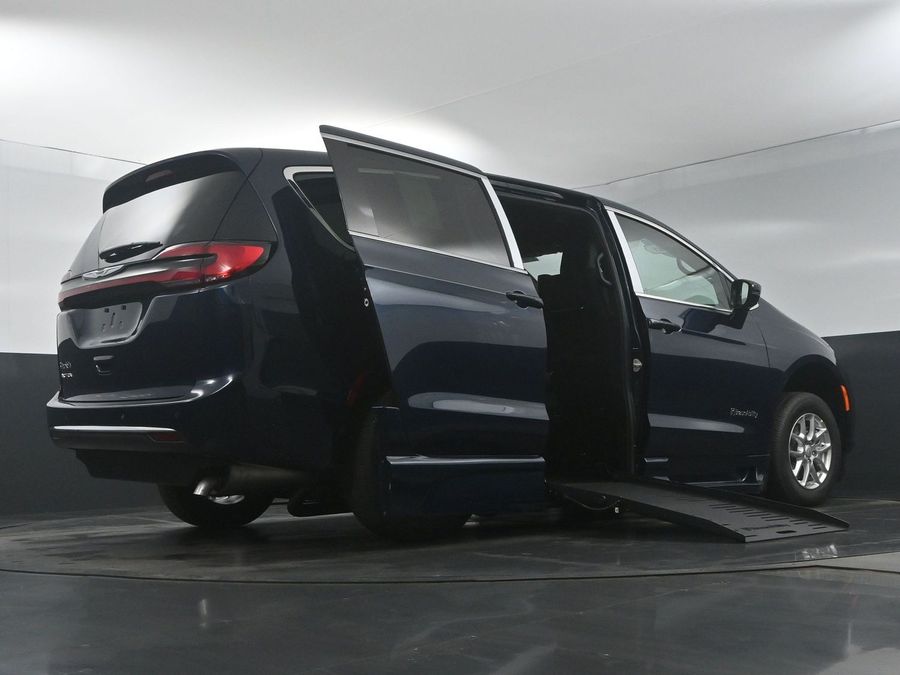 New 2025 Chrysler Pacifica SELECT PLUS - BraunAbility Side Entry Entry Fold Out Automatic Ramp