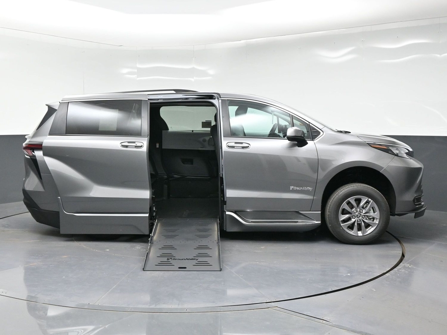2026 Toyota Sienna XLE - Photo 26