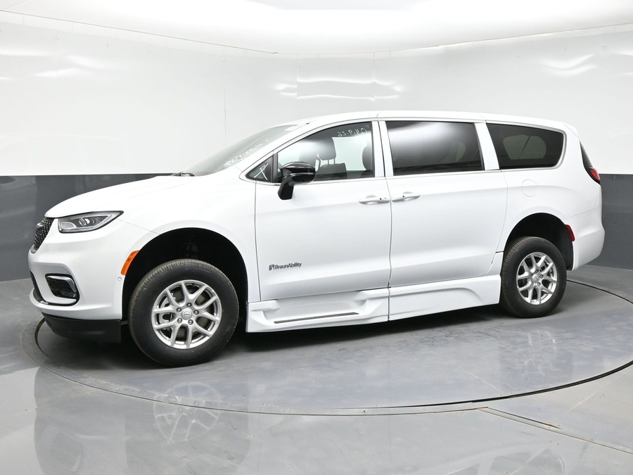 New 2026 Chrysler Pacifica Select Safety - BraunAbility Side Entry Entry Fold Out Automatic Ramp
