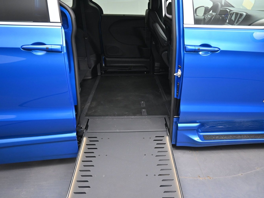 Blue Chrysler Pacifica image number 10