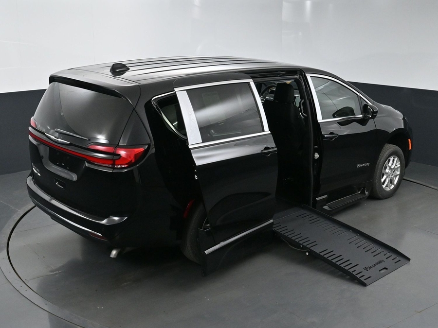 Black Chrysler Pacifica image number 25