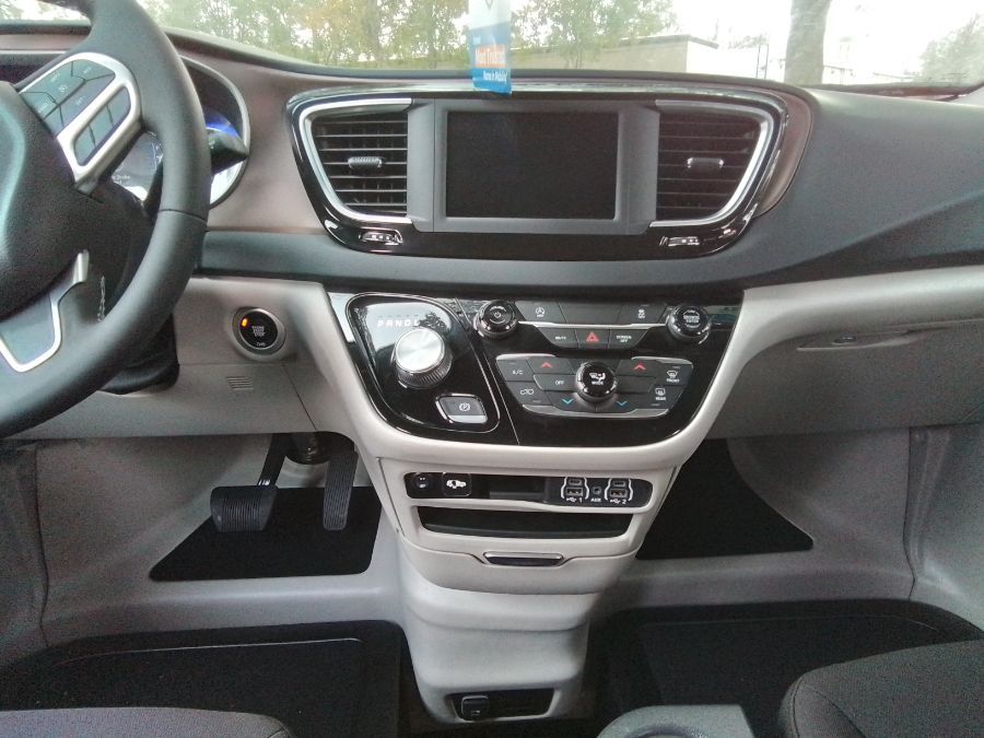 Black Chrysler Voyager image number 15