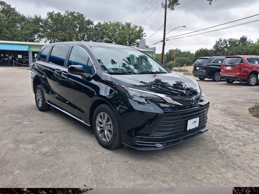 Black Toyota Sienna image number 5