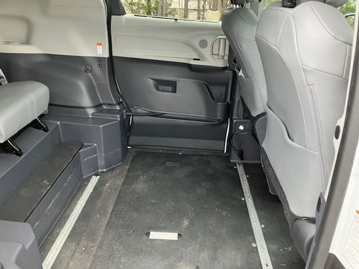 White Toyota Sienna image number 14