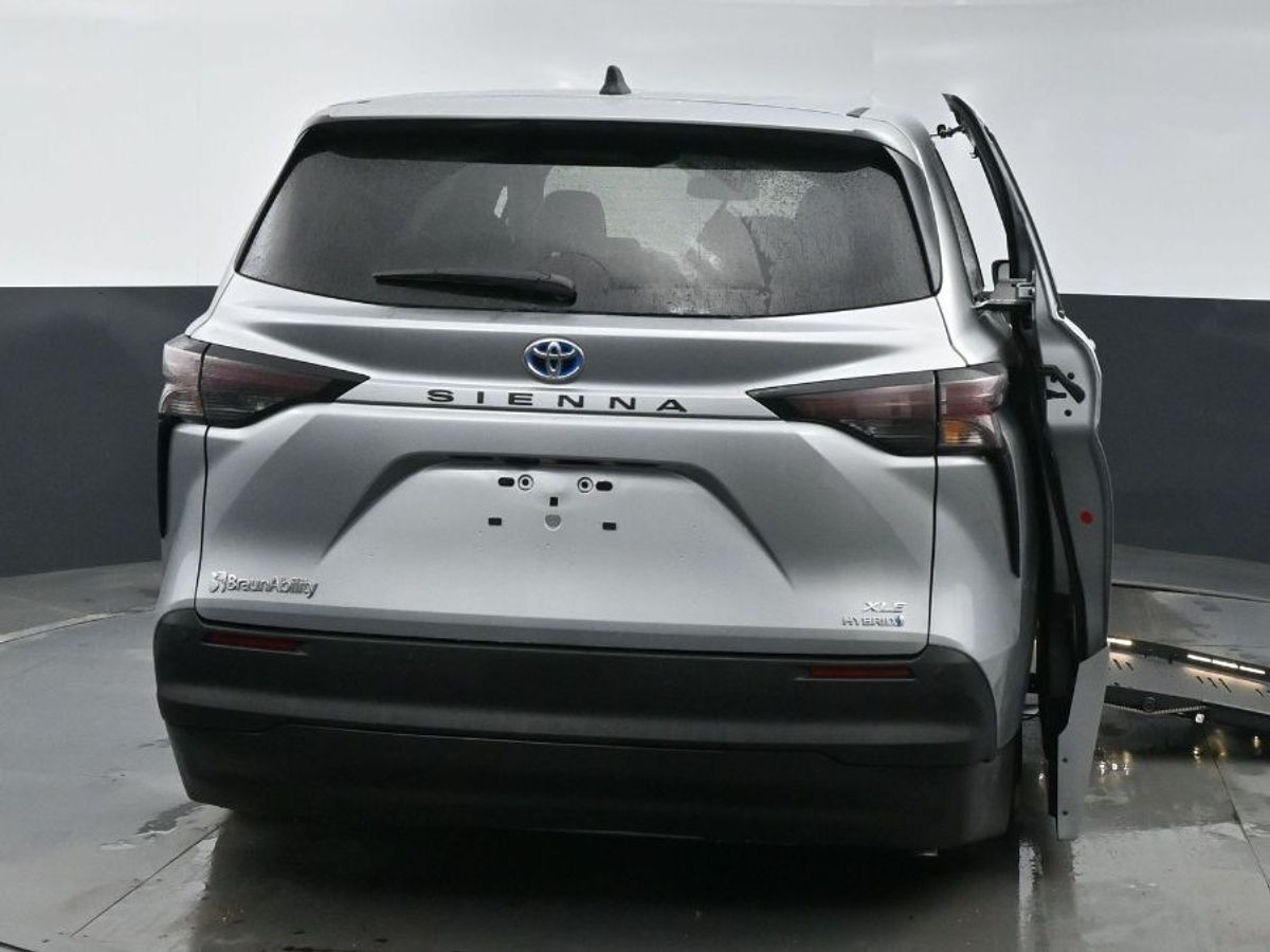 Silver Toyota Sienna image number 6
