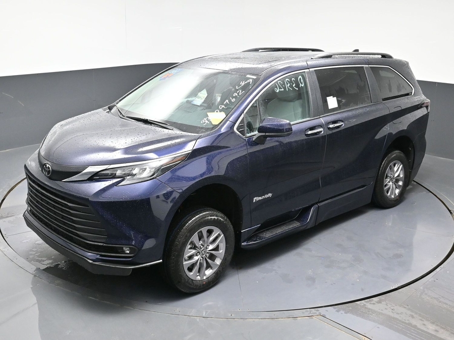 Blue Toyota Sienna image number 8