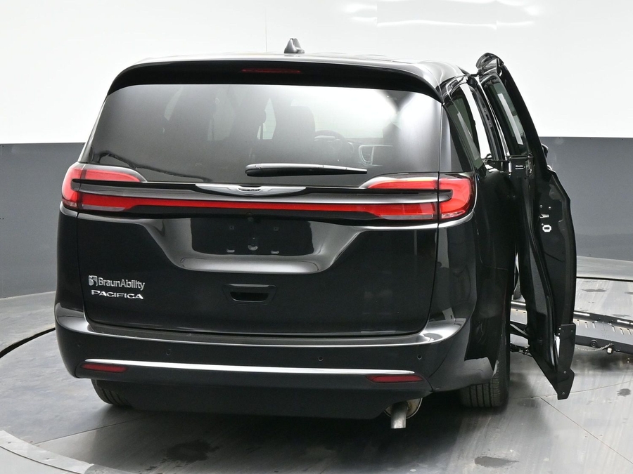 Black Chrysler Pacifica image number 5