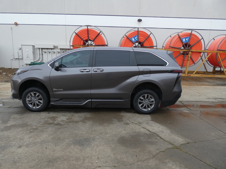 Grey Toyota Sienna image number 16