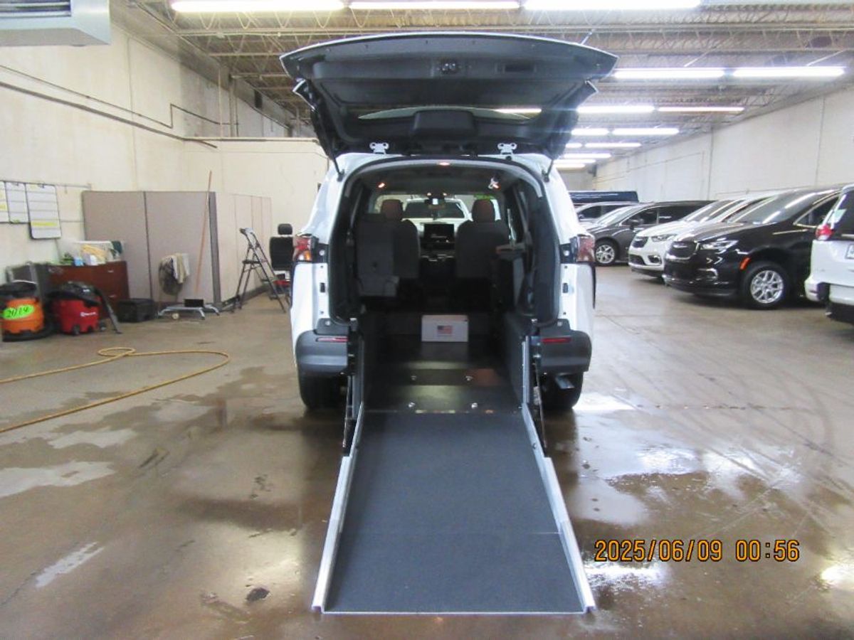 White Toyota Sienna image number 1