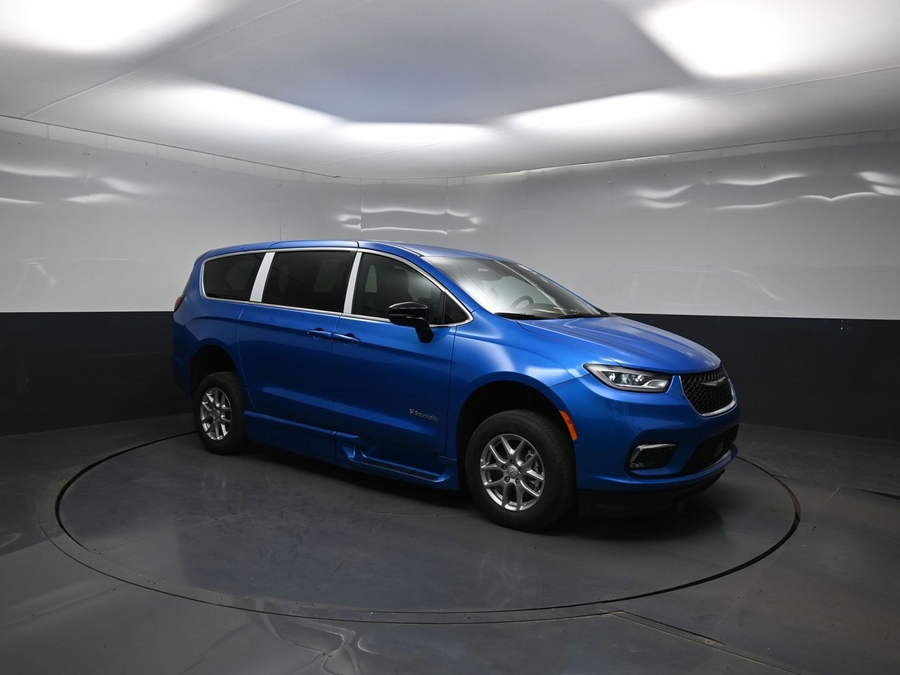Blue Chrysler Pacifica image number 14