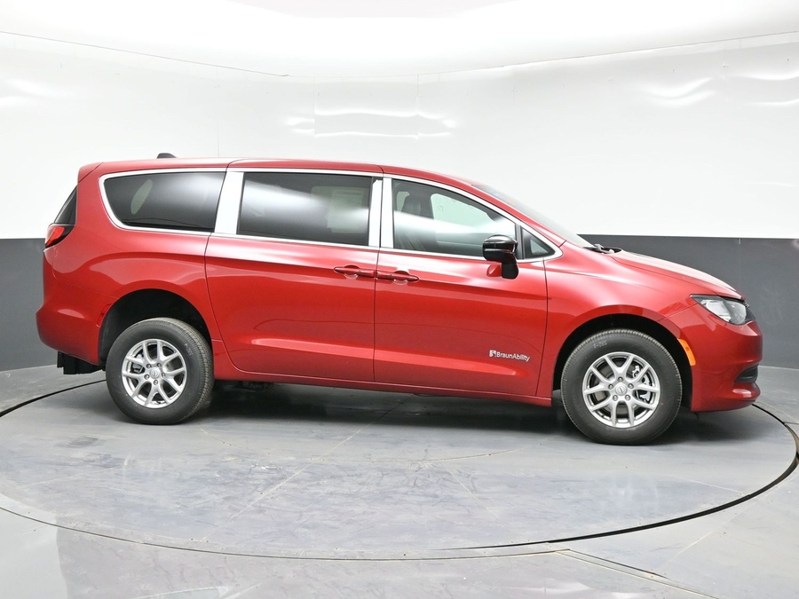 Red Chrysler Voyager image number 5