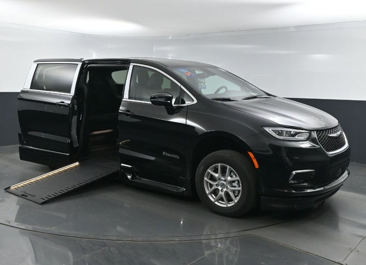 2025 Chrysler Pacifica Select's photo