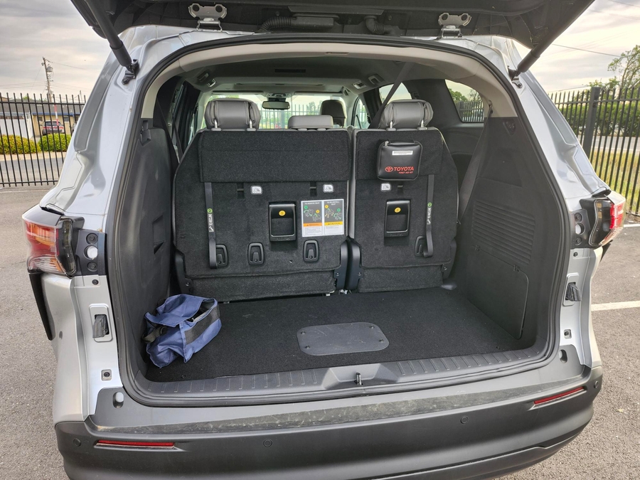 Used 2025 Toyota Sienna Hybrid XLE - BraunAbility Side Entry Entry Fold Out Automatic Ramp