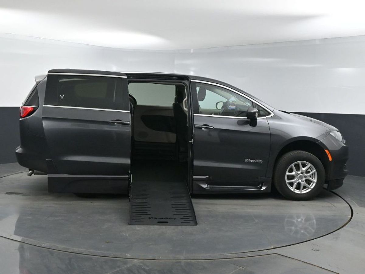 Grey Chrysler Voyager image number 7
