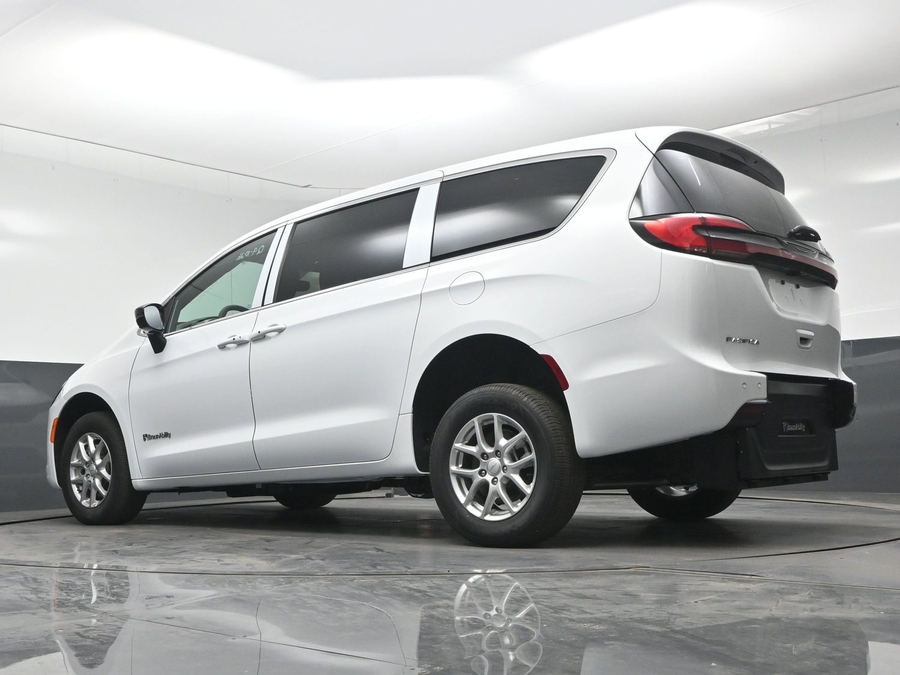 White Chrysler Pacifica image number 18