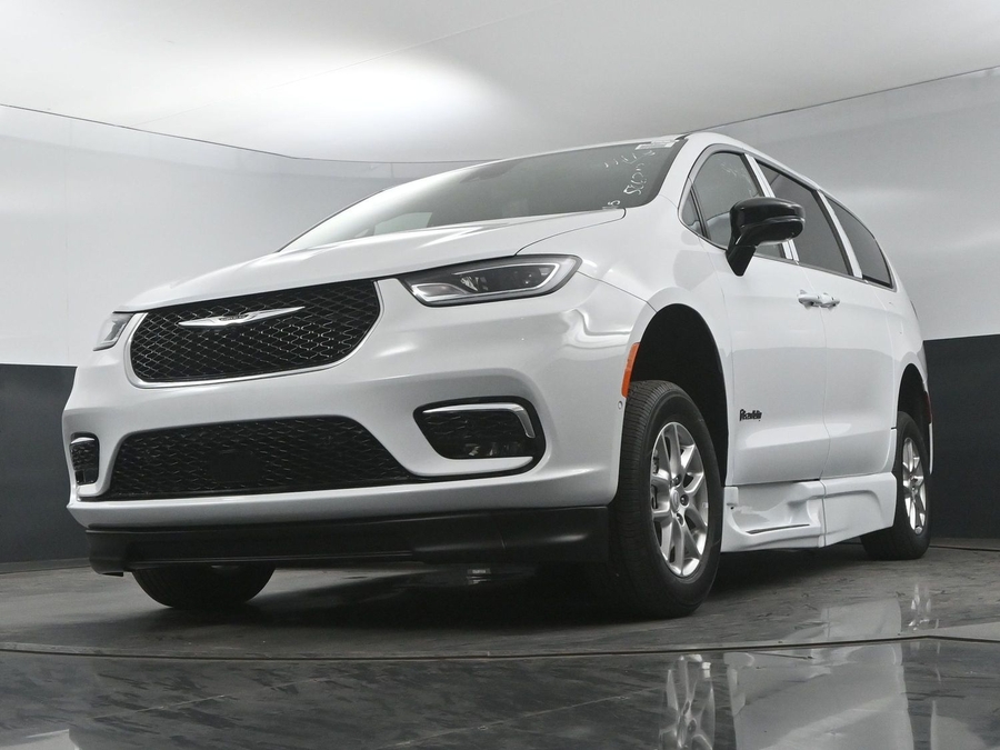 New 2025 Chrysler Pacifica Select Safety - BraunAbility Side Entry Entry In Floor Automatic Ramp