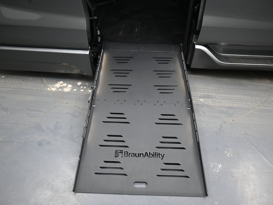 New 2026 Toyota Sienna Hybrid LE - BraunAbility Side Entry Fold Out Automatic Ramp