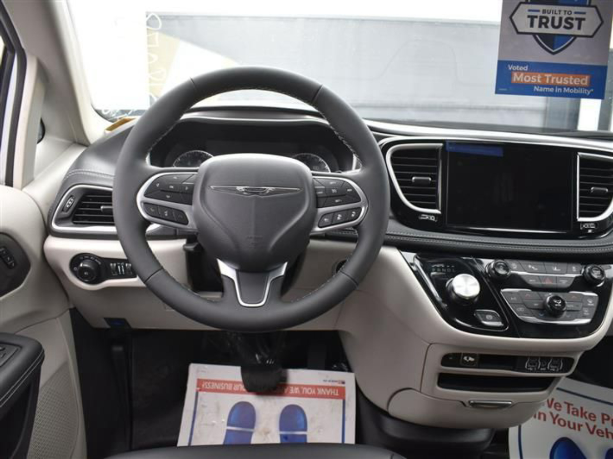 2023 CHRYSLER PACIFICA - Image 13