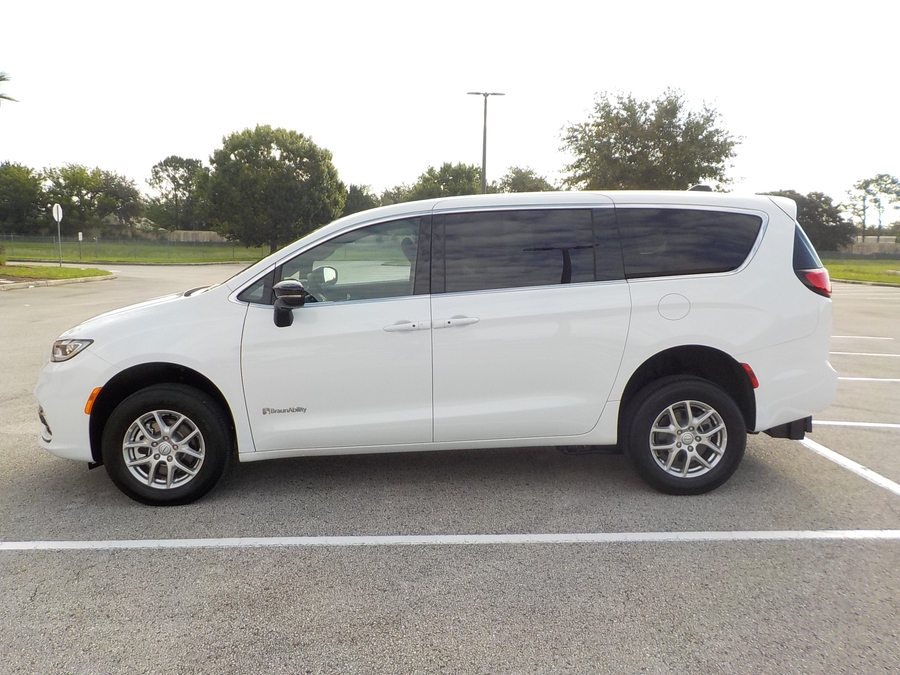 White Chrysler Pacifica image number 1