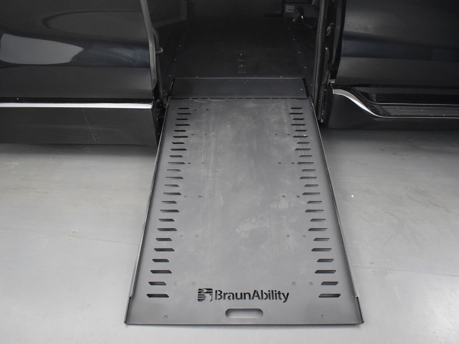 New 2025 Toyota Sienna Hybrid XLE Plus - BraunAbility Side Entry Entry In Floor Automatic Ramp
