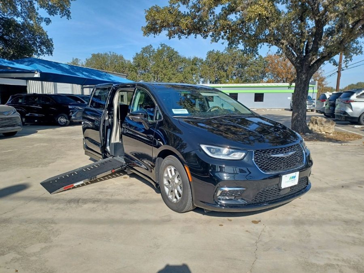 2024 CHRYSLER PACIFICA - Image 1