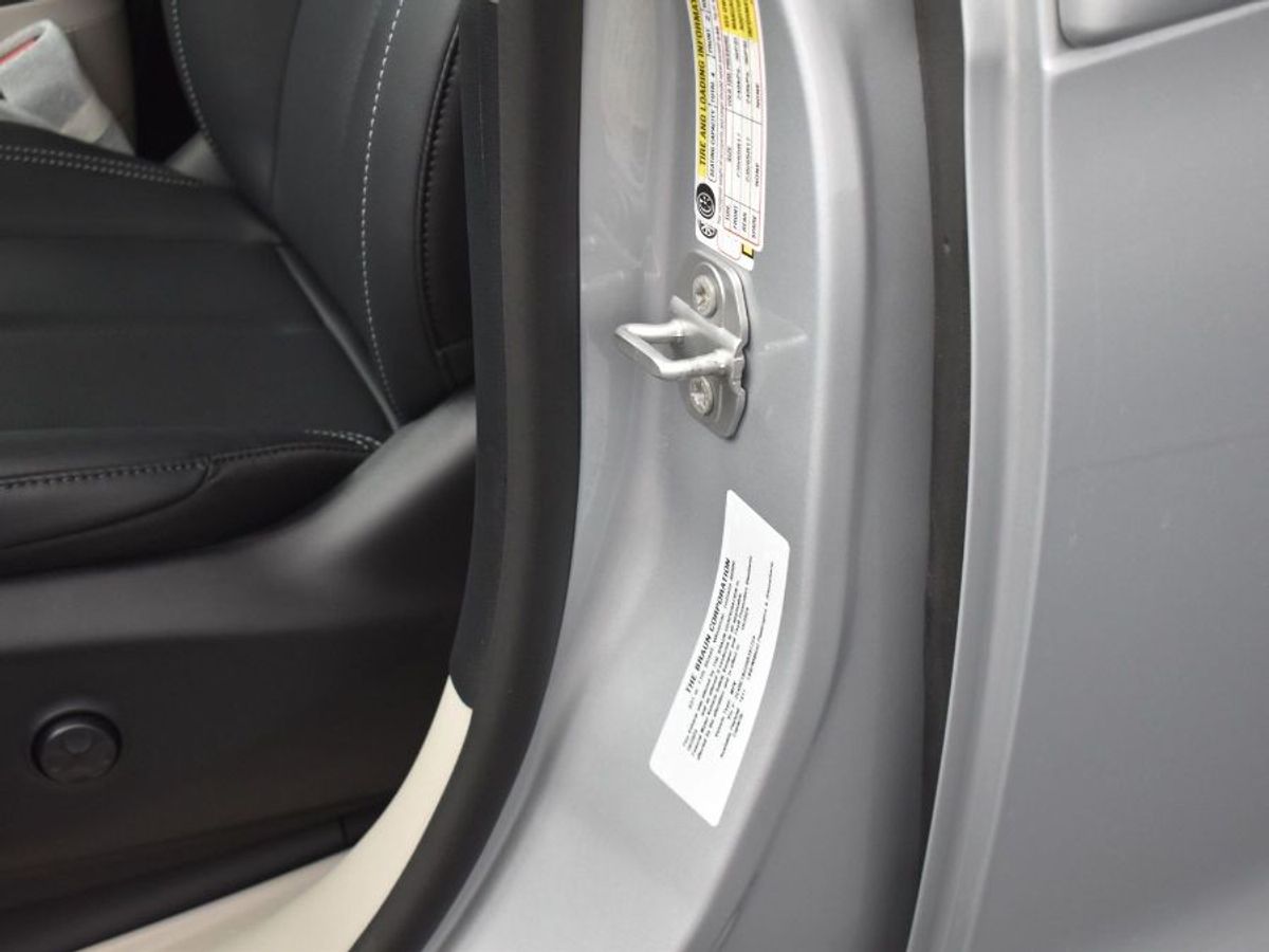 Silver Chrysler Pacifica image number 4