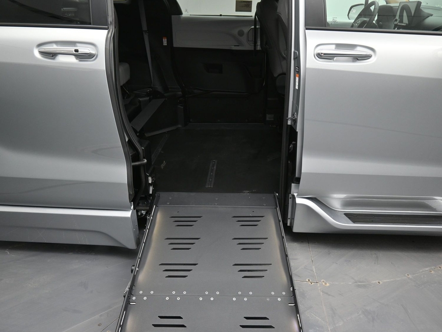 New 2025 Toyota Sienna Hybrid XLE Base - BraunAbility Side Entry Entry Fold Out Automatic Ramp