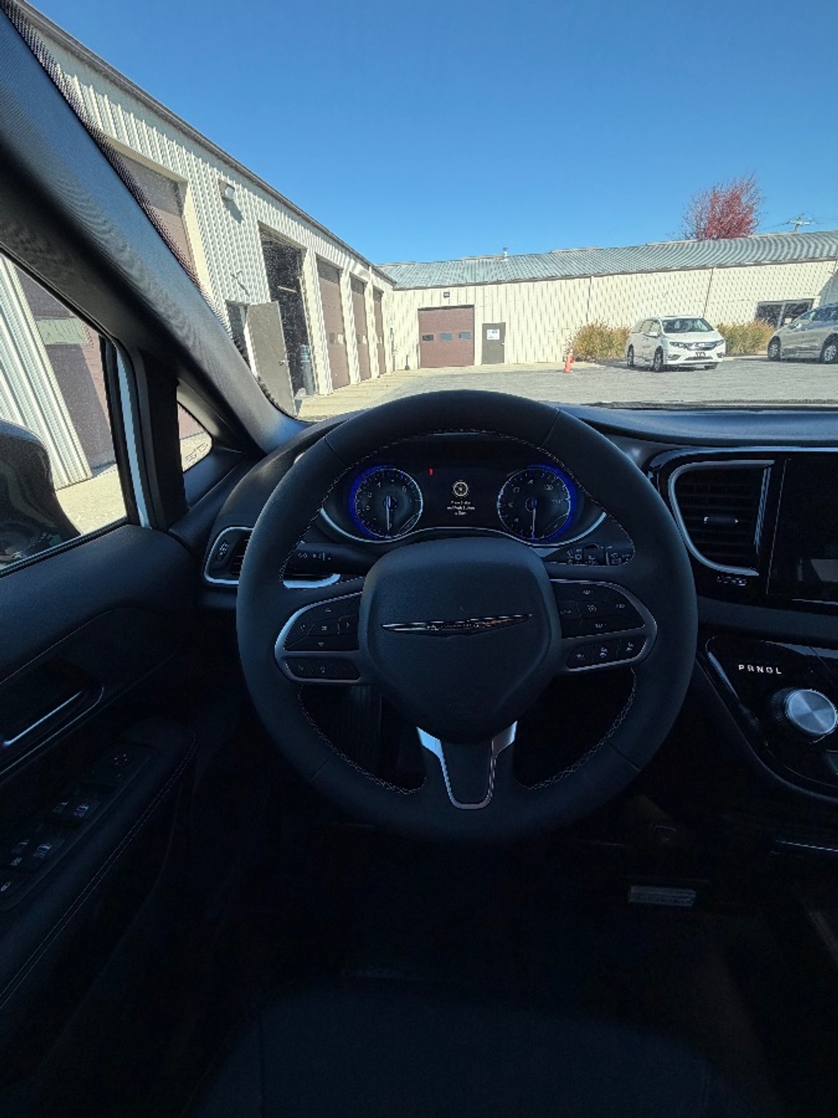 White Chrysler Voyager image number 19