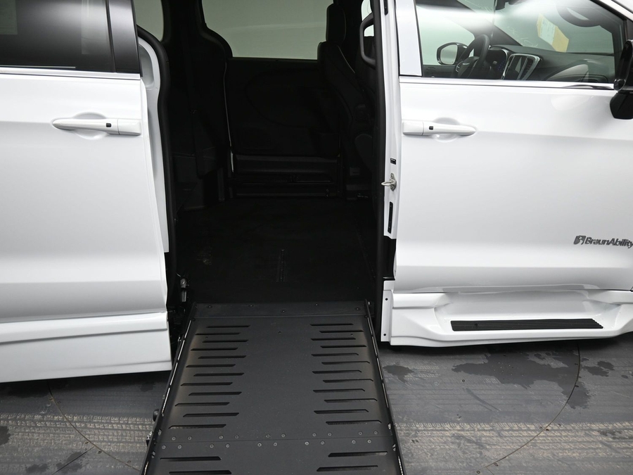 New 2025 Chrysler Pacifica Select Safety - BraunAbility Side Entry Entry Fold Out Automatic Ramp